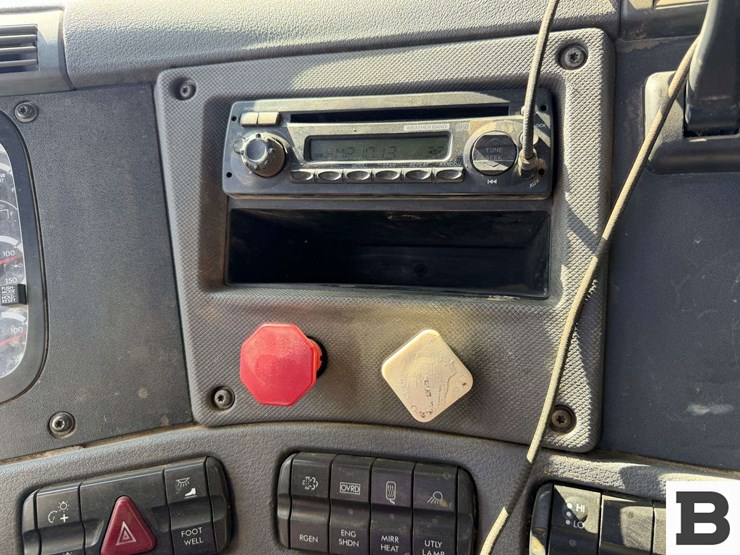 2012-freightliner-cascadia-125-image-66