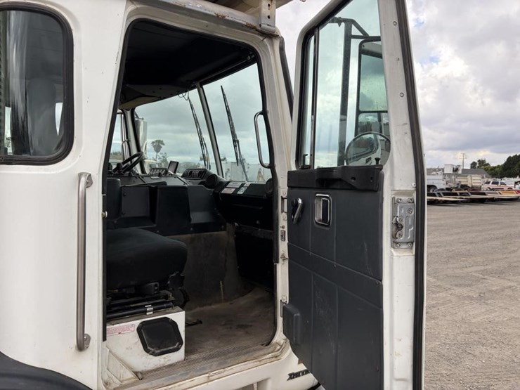 2011-autocar-xpeditor-image-9