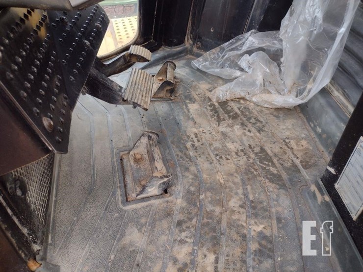 2015-caterpillar-d6t-xl-image-14