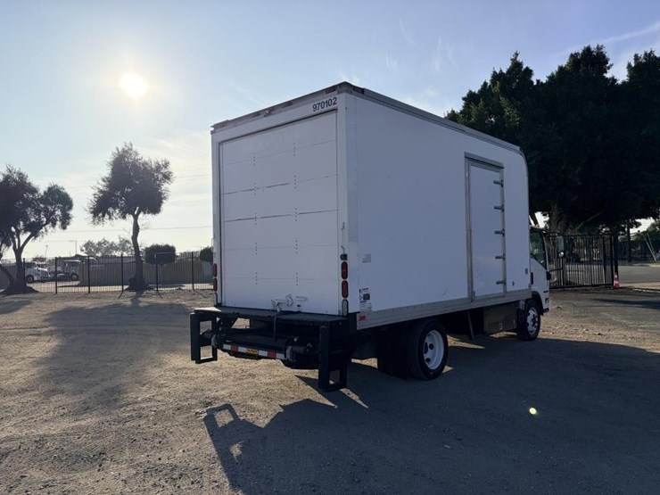 2015-isuzu-npr-image-3