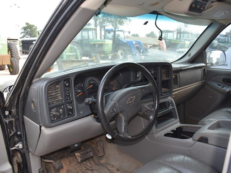 2004-chevrolet-tahoe-image-6