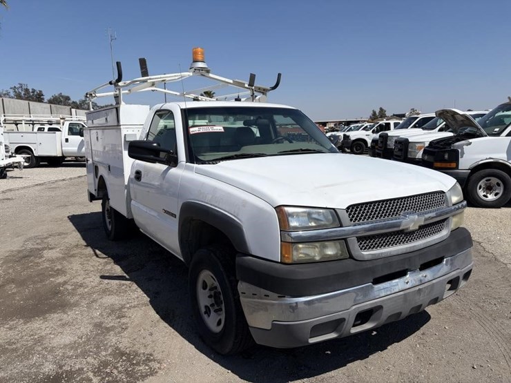 2004-chevrolet-silverado-2500hd-image-2