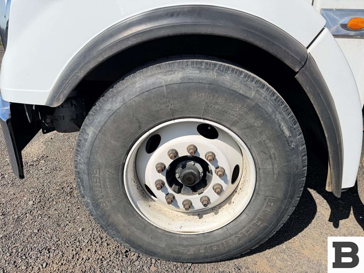 2012-freightliner-coronado-sd-tractor-truck-image-11