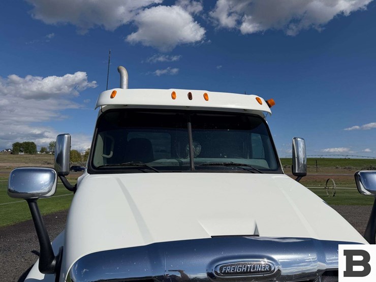 2012-freightliner-cascadia-125-image-8