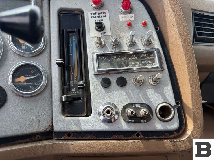 1996-ford-la9000-image-47