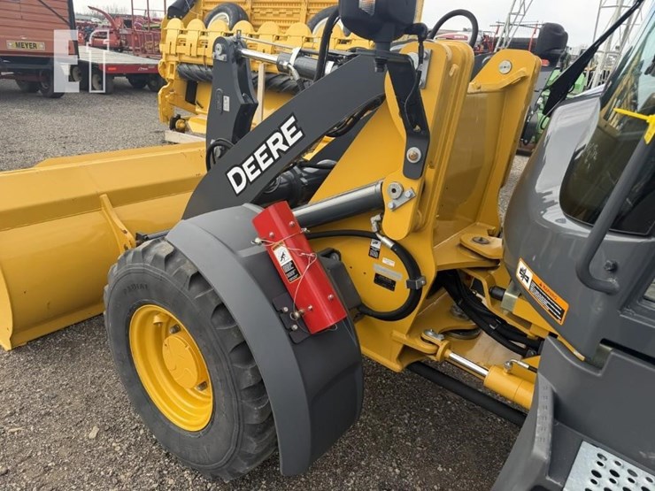 2023-deere-244l-image-18