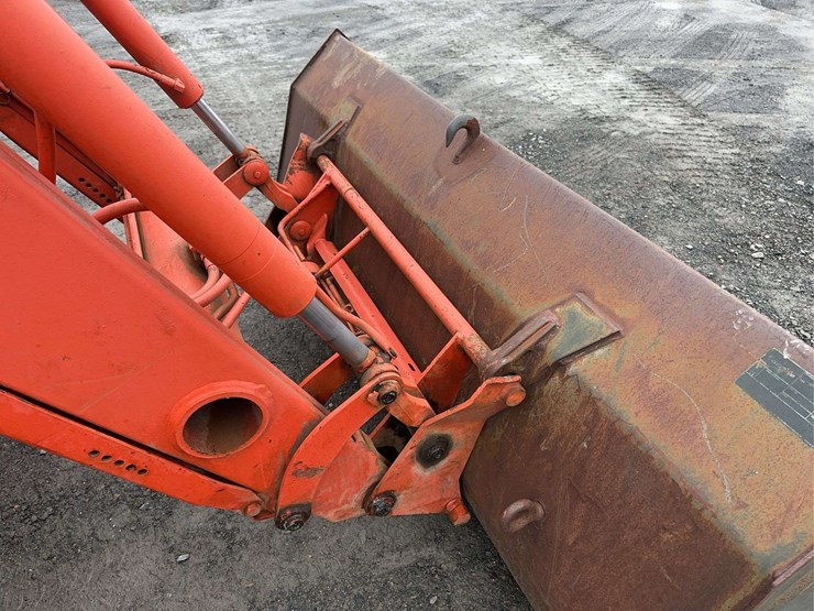 2001-kubota-m9000-image-14