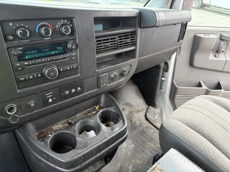 2017-chevrolet-express-2500-image-16