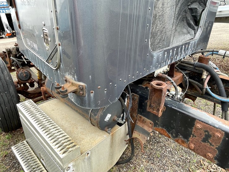 1992-peterbilt-377-image-17