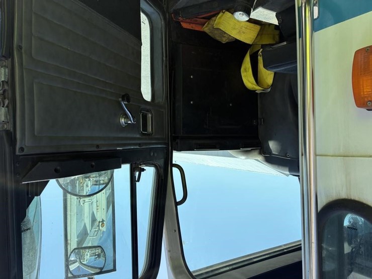 2009-peterbilt-320-image-10