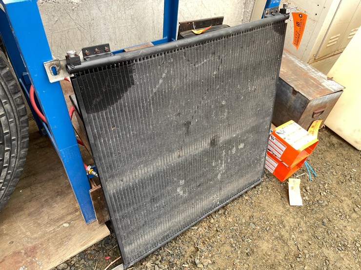 #10372-•-ac-condenser-off-of-a-salvage-truck-image-3