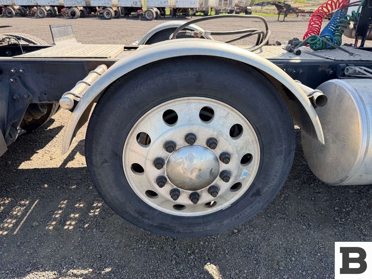 2012-freightliner-coronado-sd-tractor-truck-image-42