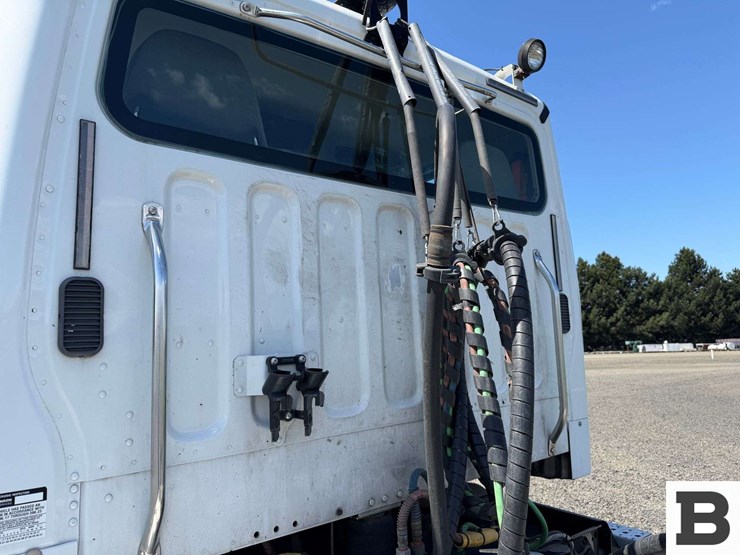 2016-freightliner-m2-bobtail-tractor-truck-image-16