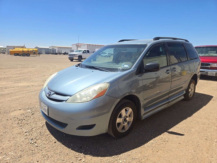2006-toyota-sienna-le-wagon-4d-image-1