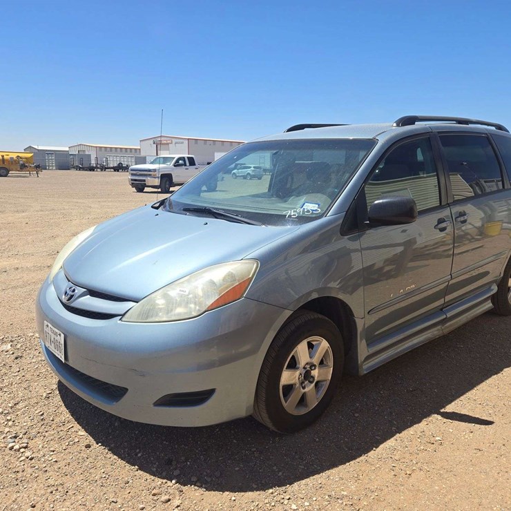 2006 Toyota Sienna LE Wagon 4D