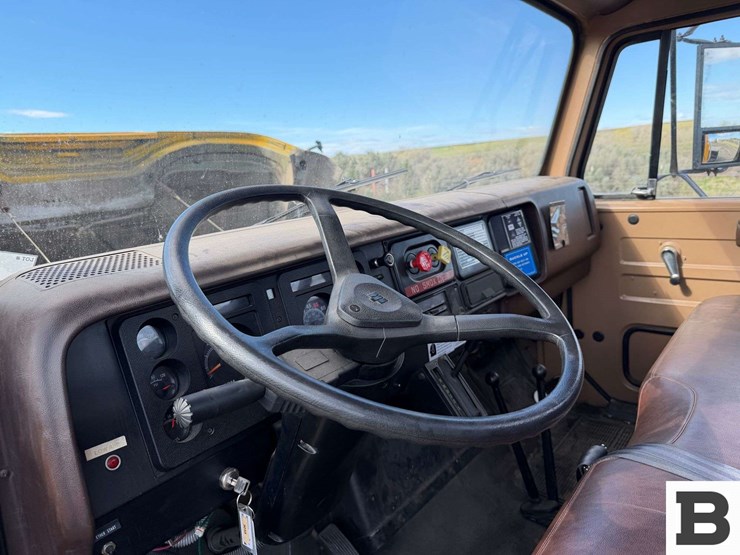 1985-international-1854-flatbed-truck-image-46