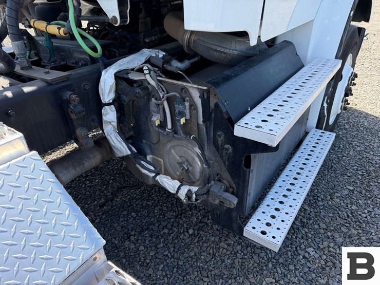 2016-freightliner-m2-bobtail-tractor-truck-image-29