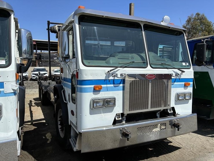 2009-peterbilt-320-image-2