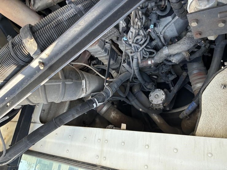 2009-peterbilt-320-image-7