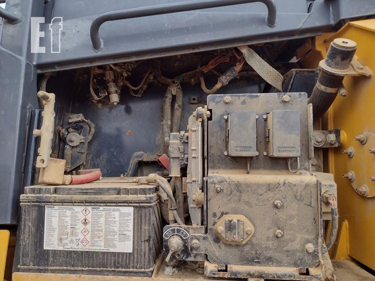 2013-deere-700k-lgp-image-22