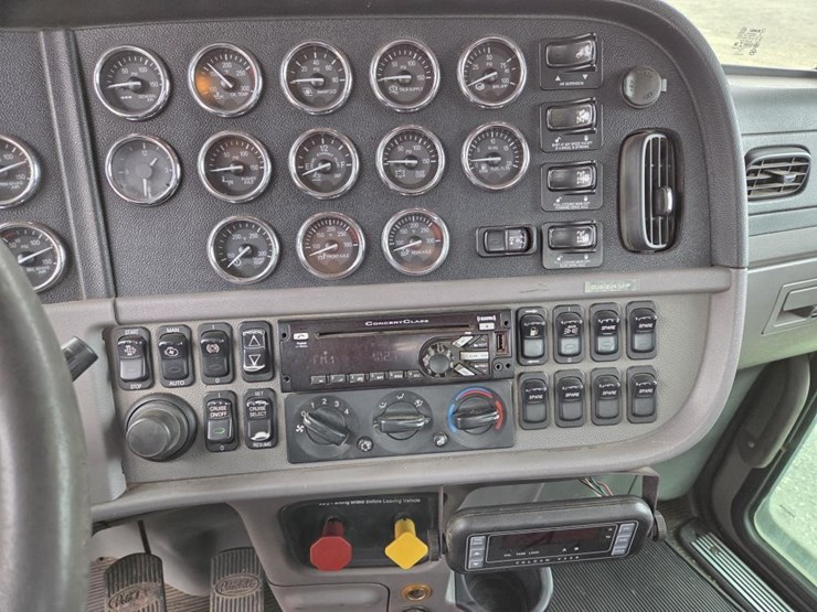 2016-peterbilt-367-image-17
