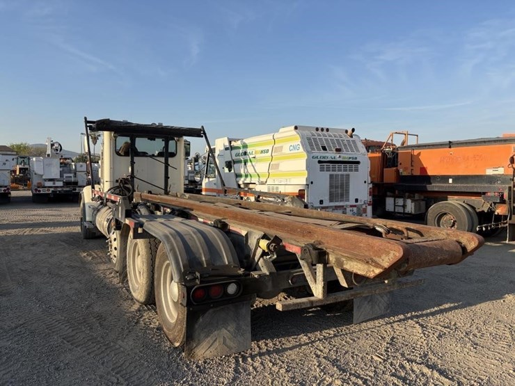 2015-peterbilt-365-image-4