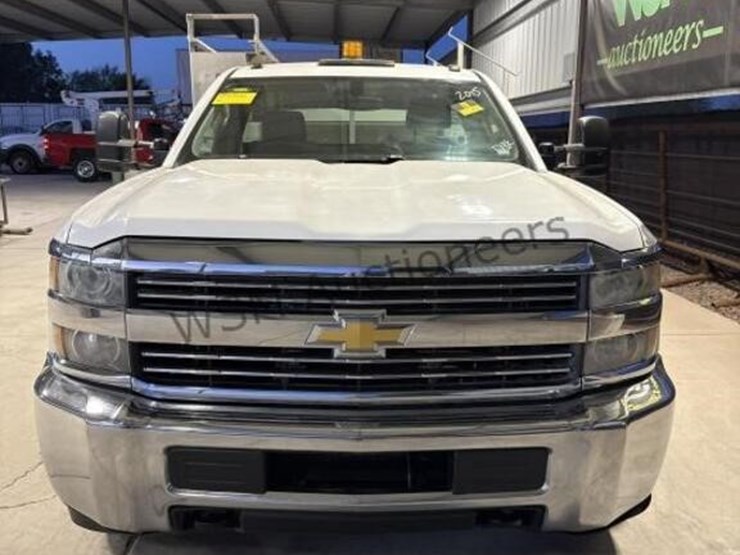 2015-chevrolet-silverado-3500hd-image-3