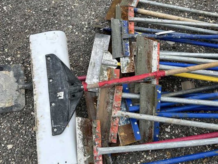 #18-•-wide-surface-floor-scraper-assortment-image-3