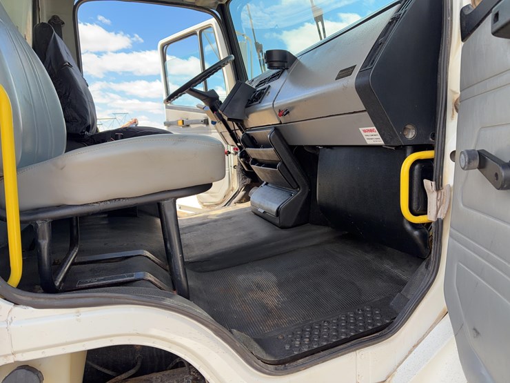 1997-freightliner-fl70-image-38