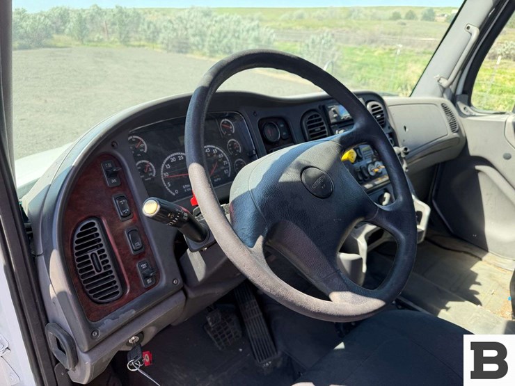 2009-freightliner-m2-box-van-truck-image-59