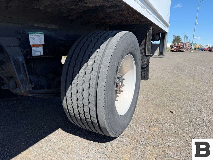 2009-freightliner-m2-box-van-truck-image-23