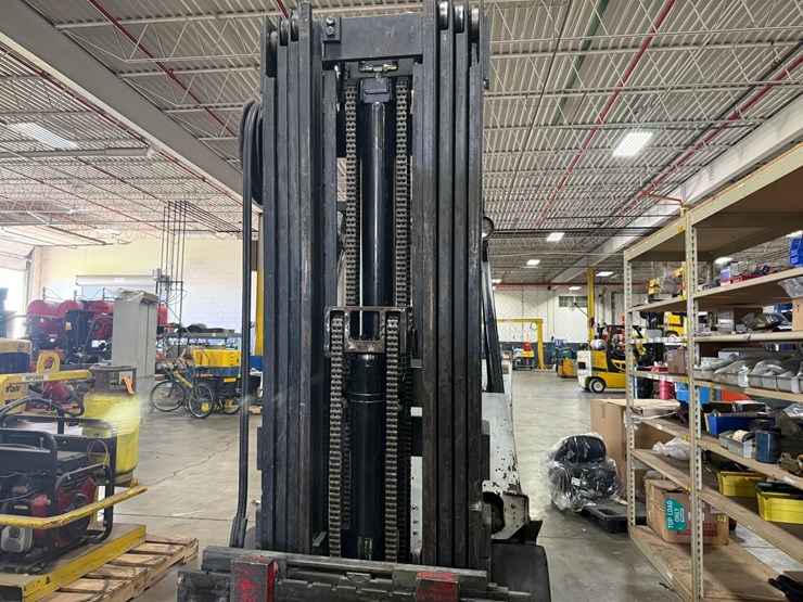 #2001-•-hyster-5500-lb.-forklift-image-3