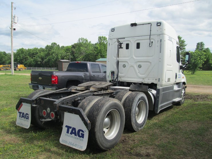 2016-freightliner-cascadia-113-image-3