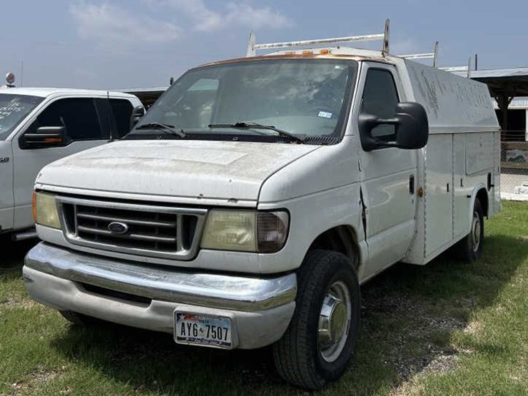 2004-ford-e350-image-1