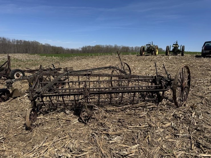 side-delivery-rake-on-steel-image-4