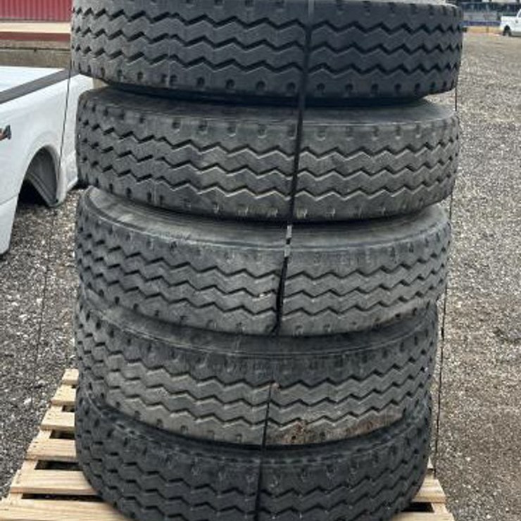 #83 • (5) 10 Lug Hub Pilot Wheels