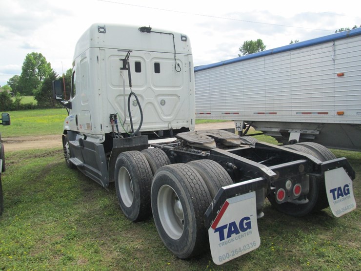 2016-freightliner-cascadia-113-image-4