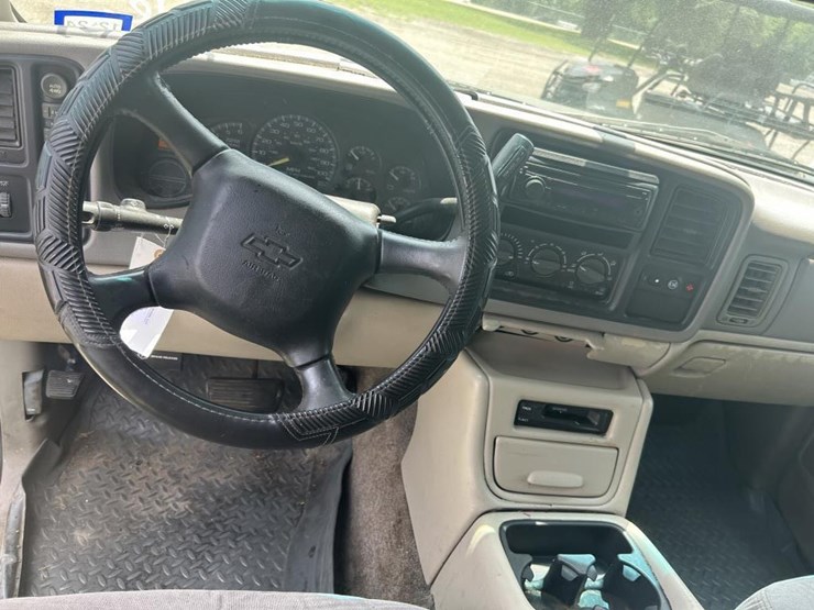 2001-chevrolet-suburban-image-13