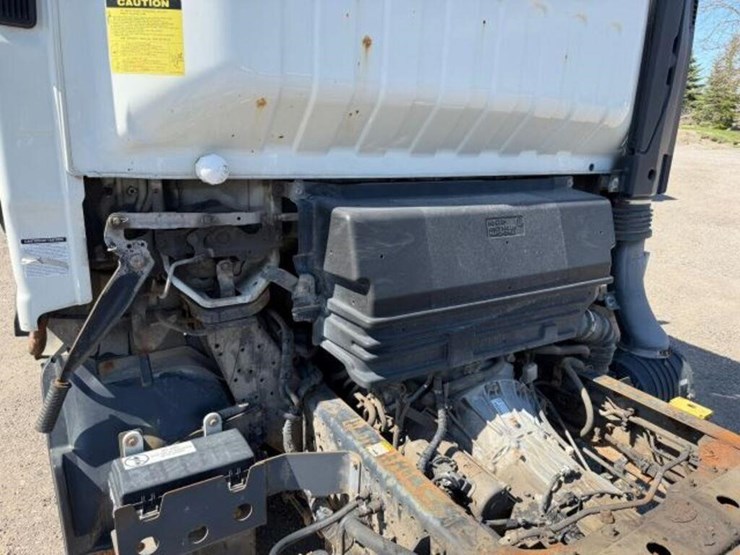 2015-isuzu-npr-image-17