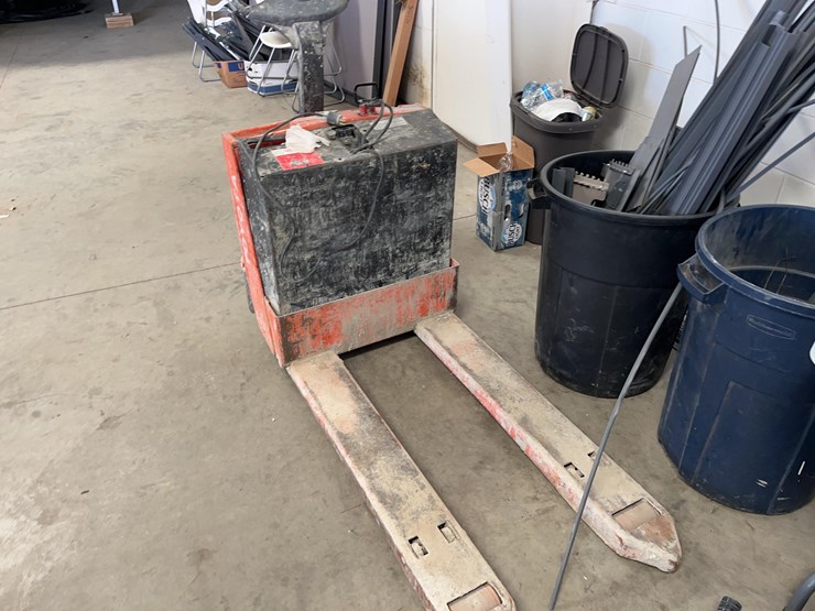 toyota-electric-pallet-jack-image-2