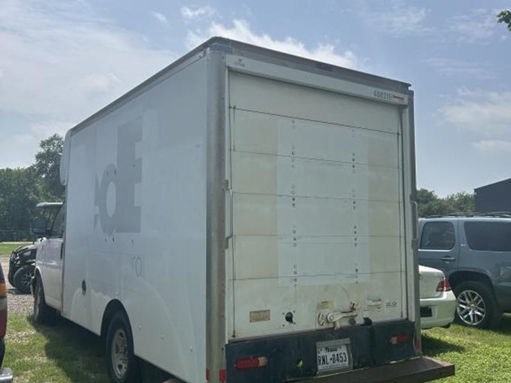 #4-•-2017-chevrolet-express-box-truck-image-8