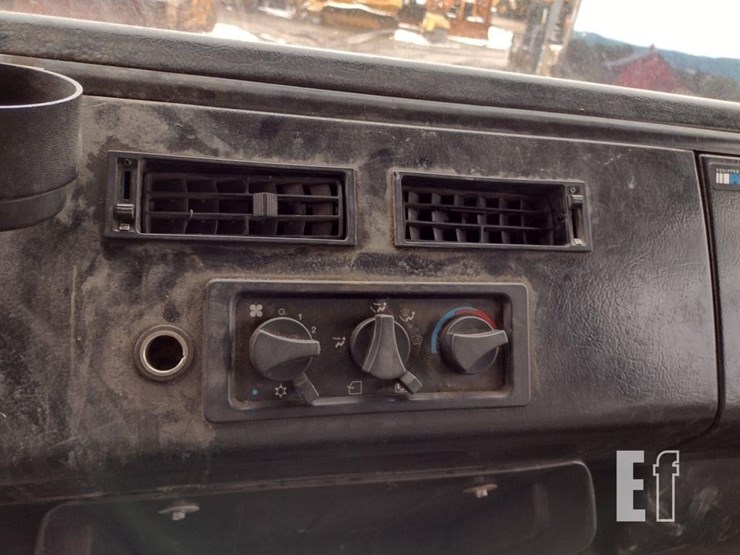 2002-freightliner-fl70-image-13