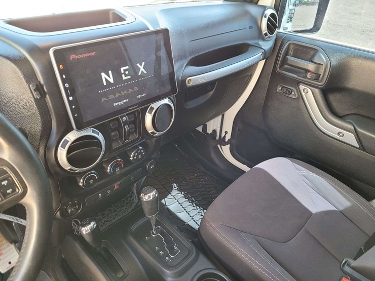 2013-jeep-wrangler-unlimited-sahara-image-14