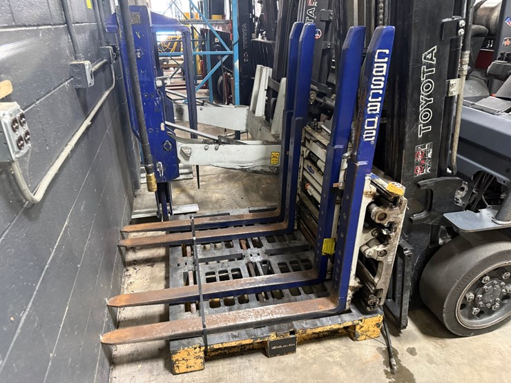 #2071-•-cascade-hydraulic-forklift-attachment-image-1
