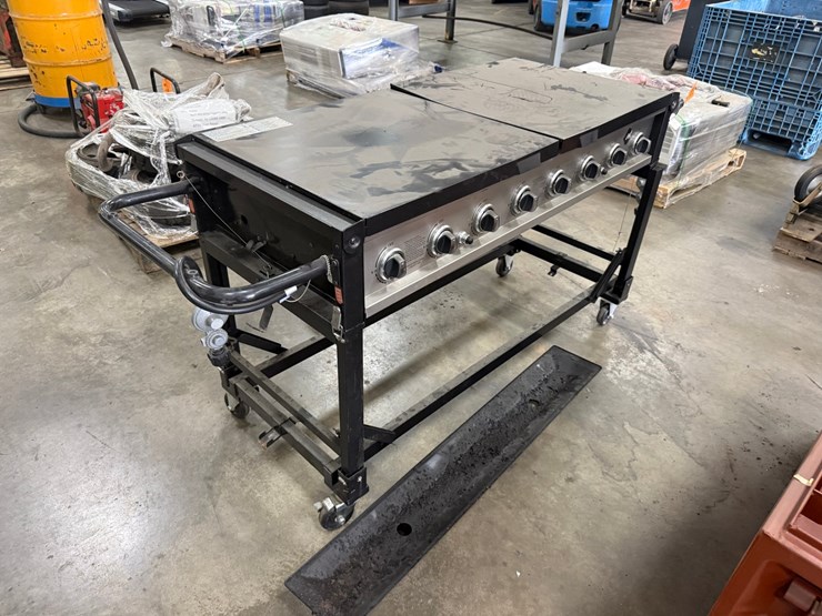 #2026-•-large-gas-grill-on-wheels-image-2