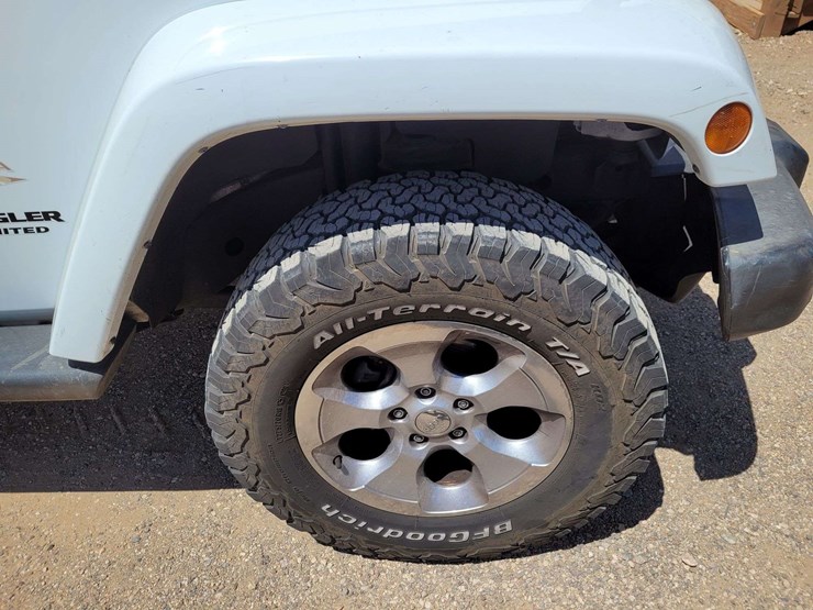 2013-jeep-wrangler-unlimited-sahara-image-3