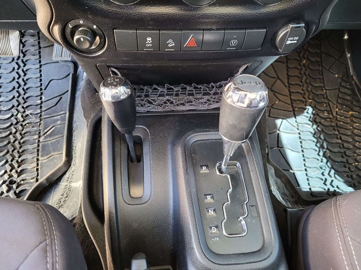 2013-jeep-wrangler-unlimited-sahara-image-15