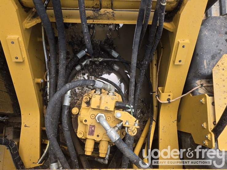 2019-caterpillar-330-image-37
