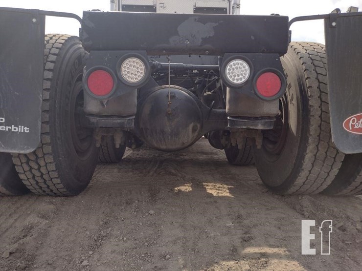 2012-peterbilt-389-image-31