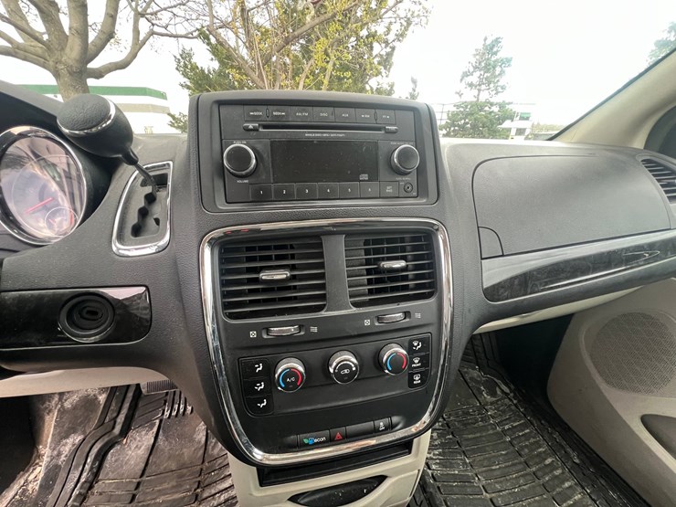 2013-dodge-caravan-image-16